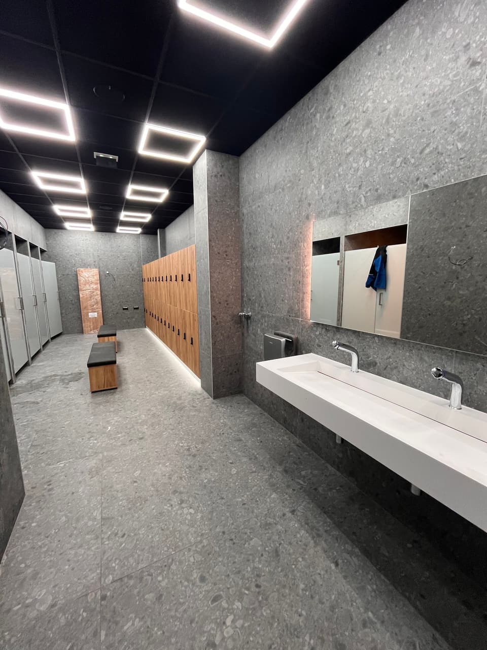 Plan vasque double avec robinetterie murale dans les vestiaires d'un local professionnel, plomberie réalisée par KAT Plomberie