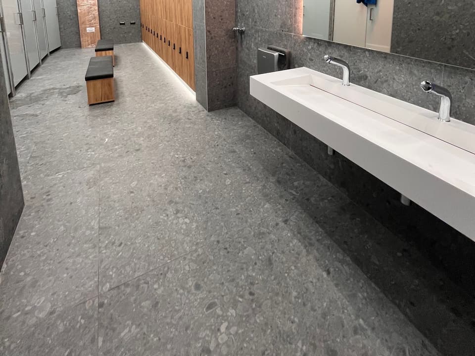 Plan vasque double avec robinetterie murale dans les vestiaires d'un local professionnel, plomberie réalisée par KAT Plomberie