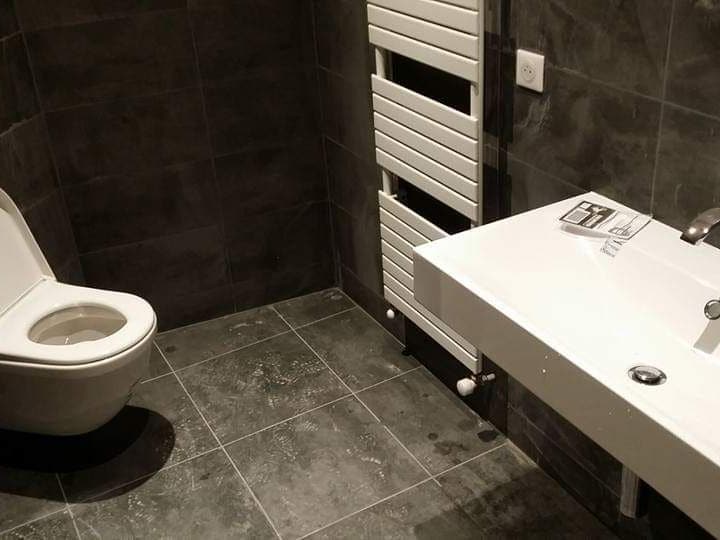 WC suspendu, plan vasque et radiateur sèche-serviettes posés par KAT Plomberie, plombier dans le Chablais